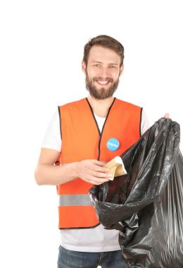 Beyaz arka plan üzerinde çöp torbası ile yakışıklı genç gönüllü