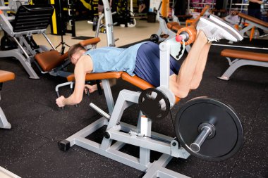 Sportif genç adam eğitim bacaklar içinde jimnastik salonu