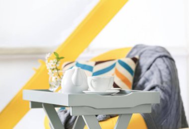 Çaydanlık ve masada evde iki bardak