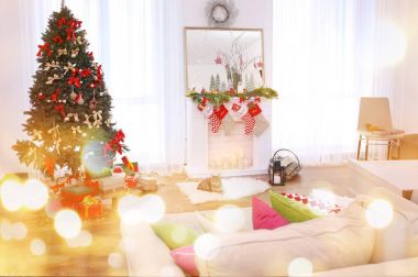 Rahat oturma odası iç Noel için dekore edilmiştir. Festival ve bulanık ışık tasarım. Kutlama yeni yıl 2018