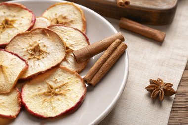 lezzetli elma cips ve tarçın