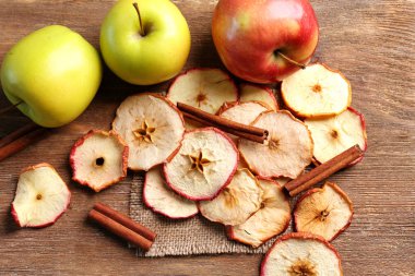 lezzetli elma cips ve tarçın