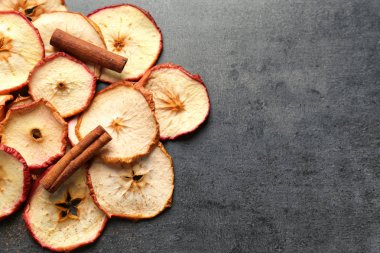 elma cips ve tarçın