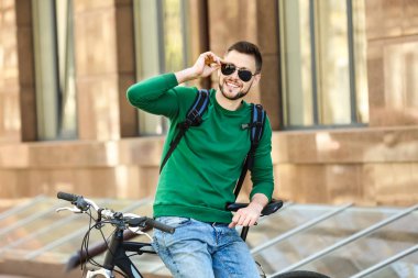 Bisikletli genç adam