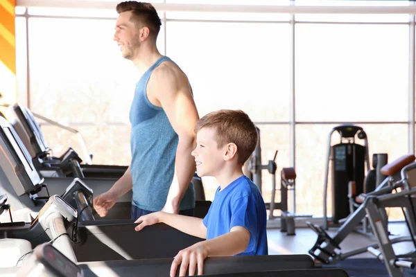 Papá entrenamiento hijo en la cinta de correr —  Fotos de Stock