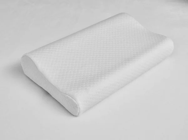 Ορθοπεδικό μαξιλάρι σε άσπρο φόντο. Φυσιοθεραπεία έννοια — Φωτογραφία Αρχείου