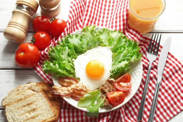 Sabroso desayuno con huevo en plato —  Fotos de Stock