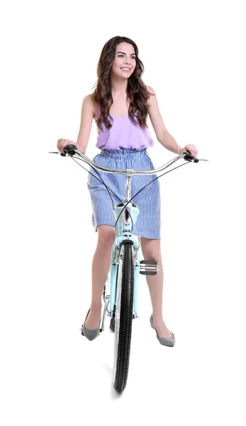 Krásná mladá žena jedoucí na kole na bílém pozadí — Stock fotografie