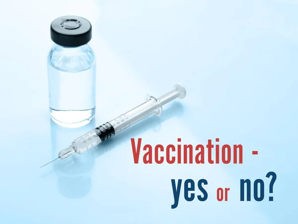 แนวคิดการถกเถียงเรื่องการฉีดวัคซีน ขวดและหลอดฉีดยาที่มีวัคซีนบนพื้นหลังสีฟ้า — ภาพถ่ายสต็อก