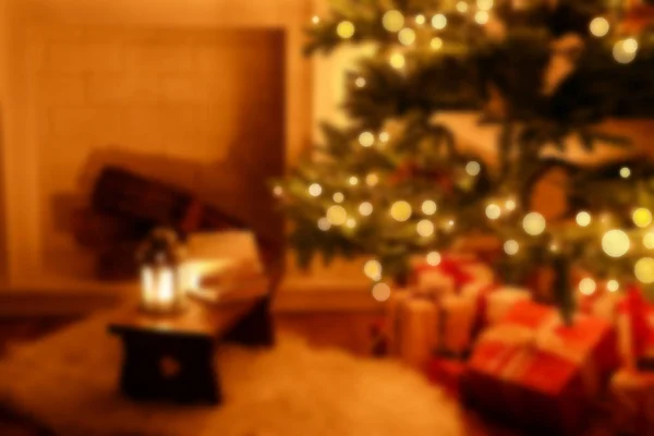 Vista borrosa del árbol de Navidad decorado con regalos en casa. Feliz Año Nuevo 2018 — Foto de Stock