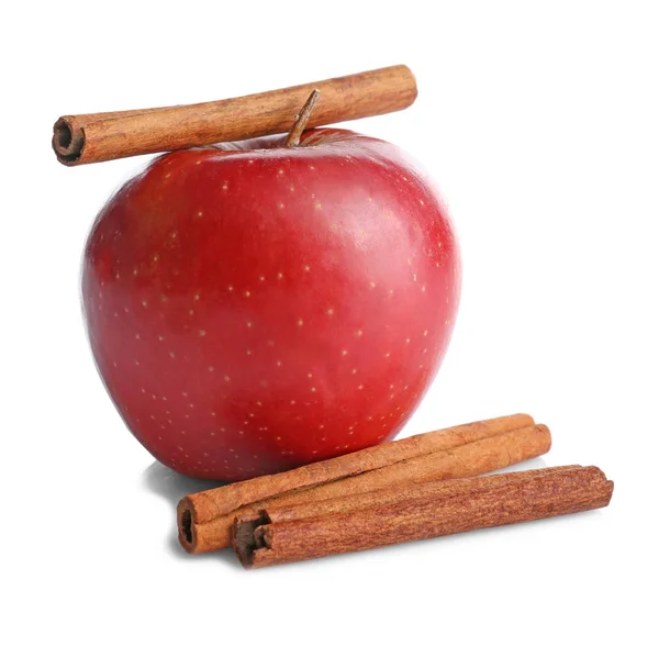 Măr proaspăt și bețe de scorțișoară — Fotografie, imagine de stoc