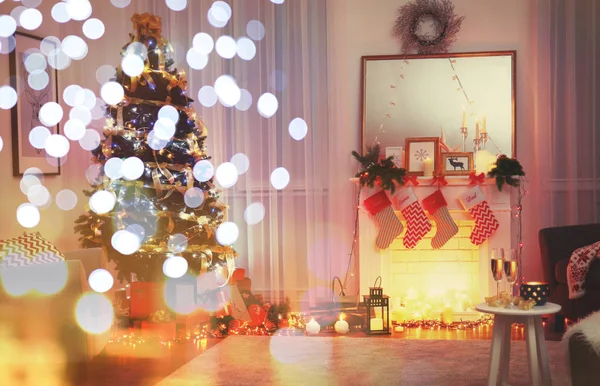 Interior de acogedora sala de estar decorada para Navidad. Diseño de luces festivas y borrosas. La celebración del nuevo año 2018 — Foto de Stock
