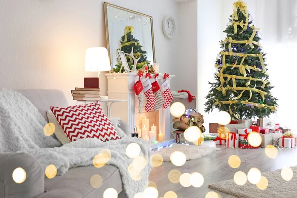 Interior of cozy living room decorated for Christmas. Festive and blurred lights design. Celebration of new year 2018 — Stock Photo, Image