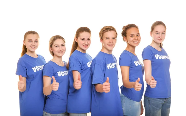 Gruppe junger Freiwilliger auf weißem Hintergrund — Stockfoto