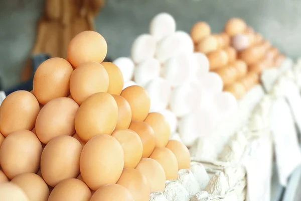 Подносы с куриными яйцами — стоковое фото