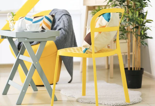 Уютный стул и журнальный столик в красивом интерьере веранды — стоковое фото