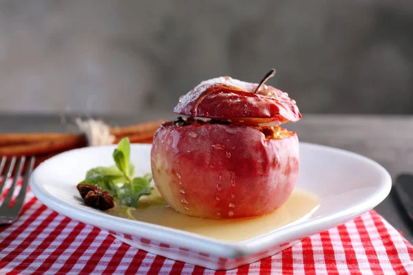 Plate with tasty baked apple on table, closeup — Stock Photo, Image