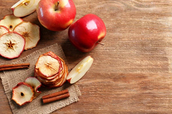 Gustose patatine di mele e cannella — Foto Stock