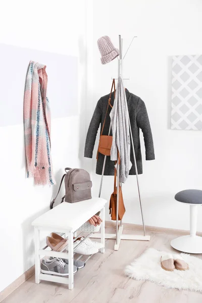 Interior moderno salón con ropa colgante — Foto de Stock