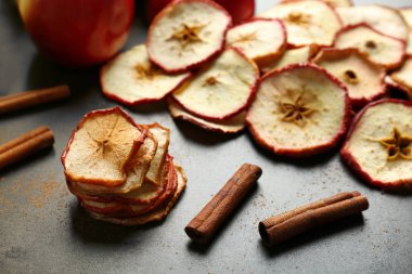 elma cips ve tarçın