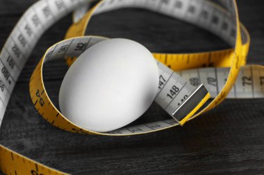 Ahşap masa kasette ölçme ile yumurta