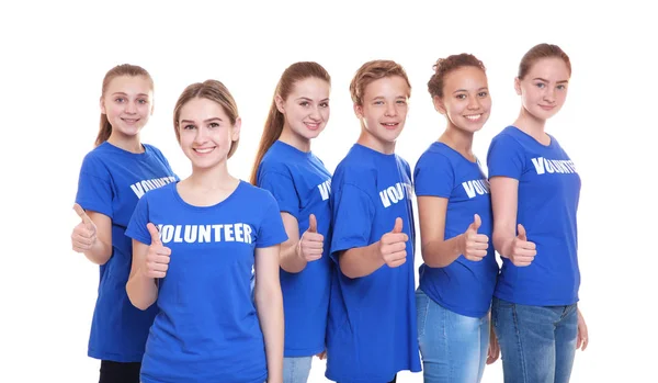 Grupo de jovens voluntários em fundo branco — Fotografia de Stock