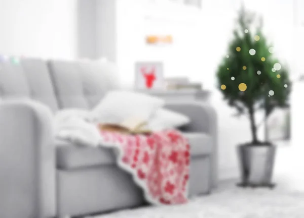 Verschwommene Sicht auf Couch und Weihnachtsbaum. frohes neues Jahr 2018 — Stockfoto