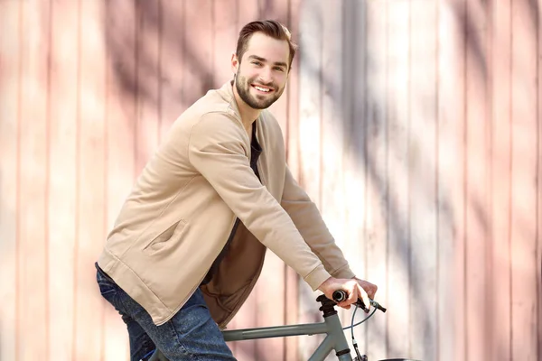 Fiatal férfi lovaglás kerékpár — Stock Fotó