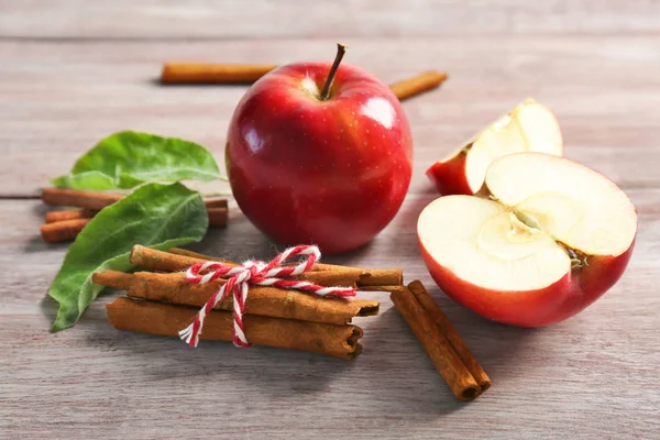 Świeże jabłka i cynamon — Zdjęcie stockowe