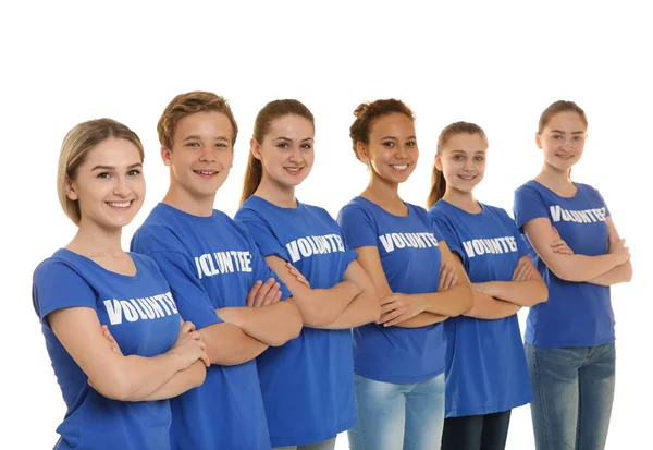 Группа молодых волонтеров на белом фоне — стоковое фото