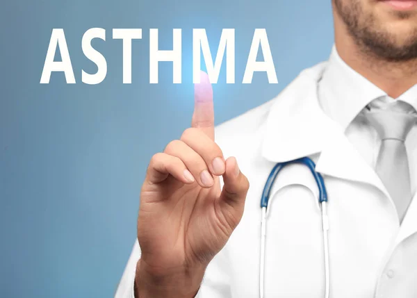 Médico apontando na palavra ASTHMA — Fotografia de Stock