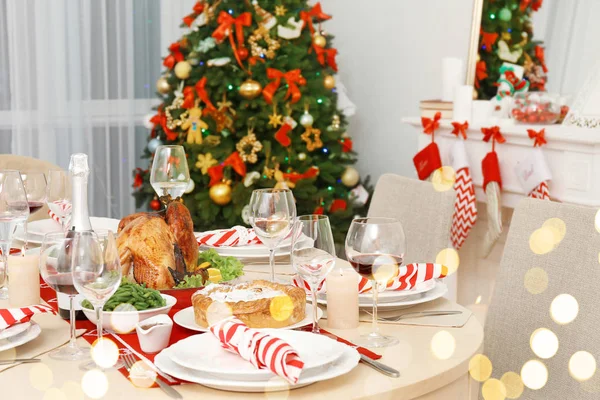 Mesa servida para jantar de Natal na sala de estar. Design de luzes festivas e turvas. Celebração do Ano Novo 2018 — Fotografia de Stock