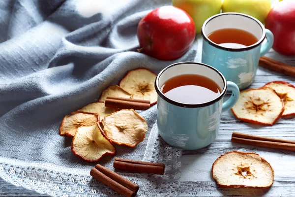 苹果汁、 芯片与肉桂组成枝木桌上 — 图库照片