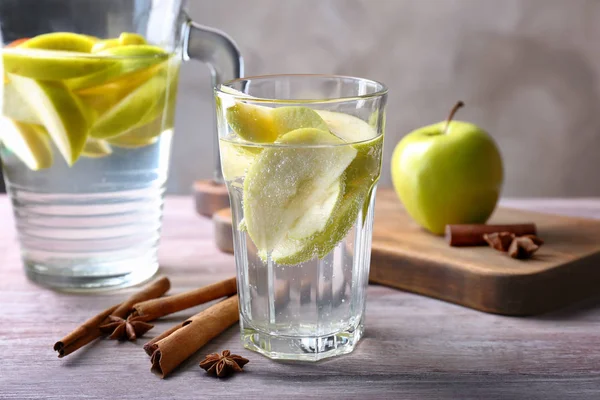 Elma suyu ve tarçın — Stok fotoğraf