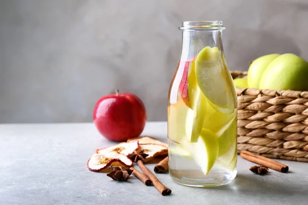 Water van de appel en kaneel — Stockfoto