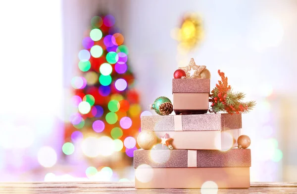 Bellissimi regali di Natale su tavola e abete sfocato sullo sfondo. Celebrazione del nuovo anno 2018 — Foto Stock