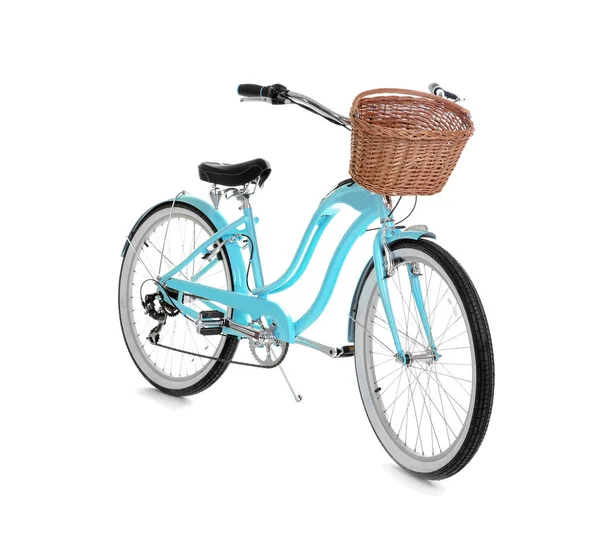 Bicicleta moderna con cesta sobre fondo blanco — Foto de Stock