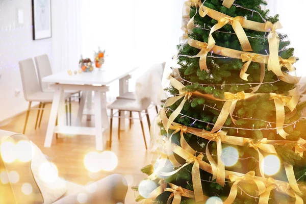 Όμορφη διακόσμηση χριστουγεννιάτικο δέντρο στο σαλόνι, κινηματογράφηση σε πρώτο πλάνο. Σχεδίαση φώτα εορταστική και θολή. Γιορτή του νέου έτους 2018 — Φωτογραφία Αρχείου