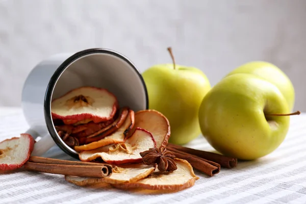 Lezzetli elma cips ve tarçın — Stok fotoğraf