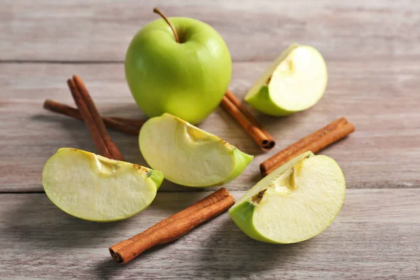 Pommes fraîches et cannelle — Photo