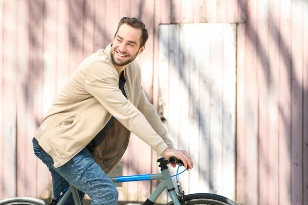Fiatal férfi lovaglás kerékpár — Stock Fotó