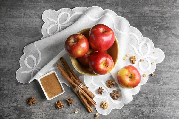 Fresh apples and cinnamon — Stock Photo, Image