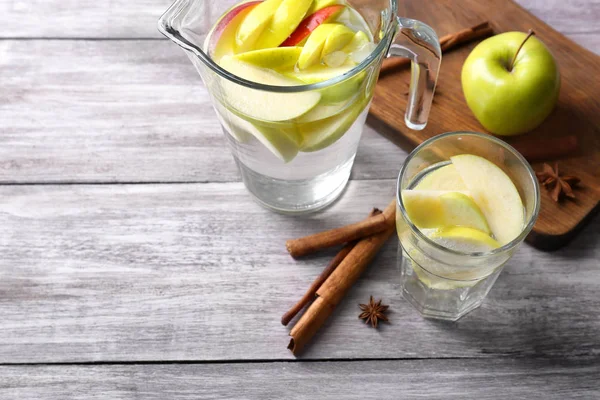 Apple water and cinnamon — Stock Photo, Image