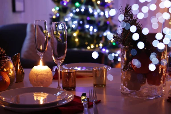 Άποψη κινηματογράφηση σε πρώτο πλάνο του πίνακα ρύθμιση για δείπνο των Χριστουγέννων. Σχεδίαση φώτα εορταστική και θολή. Γιορτή του νέου έτους 2018 — Φωτογραφία Αρχείου