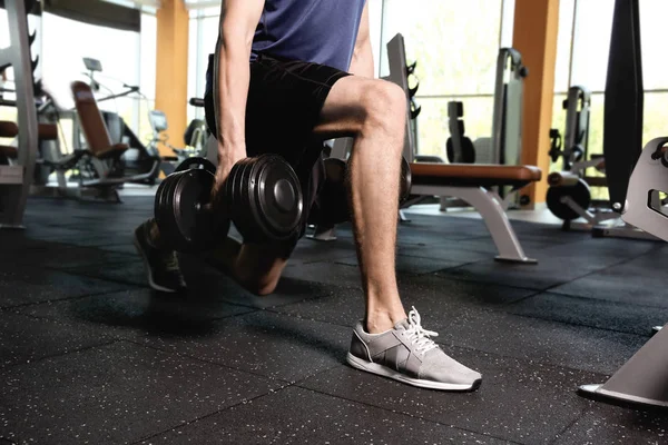 Hombre entrenamiento piernas — Foto de Stock