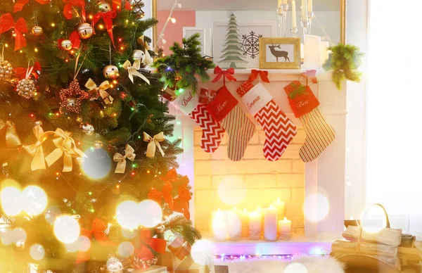 Kerstdecoratie voor open haard en fir tree in de woonkamer. Feestelijke en wazig licht ontwerp. Viering van Nieuwjaar 2018 — Stockfoto