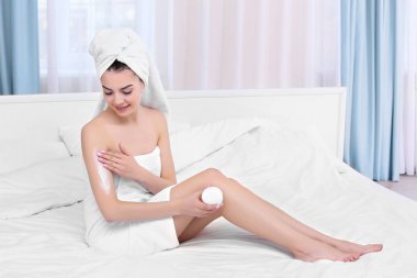 kadın banyo krem uygulandıktan sonra 