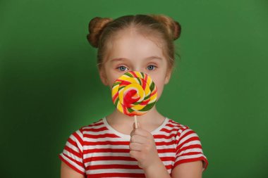 küçük kıza lolipop 