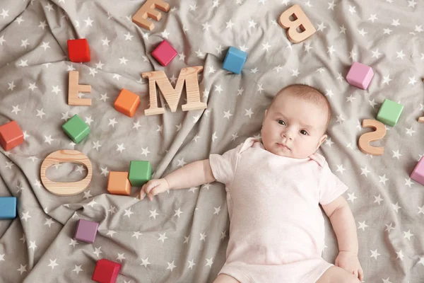 Lindo bebé con diferentes letras —  Fotos de Stock