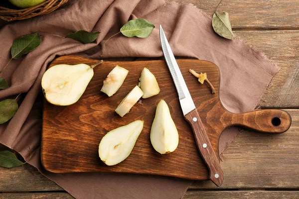 Sliced pear on board — Stock Photo, Image